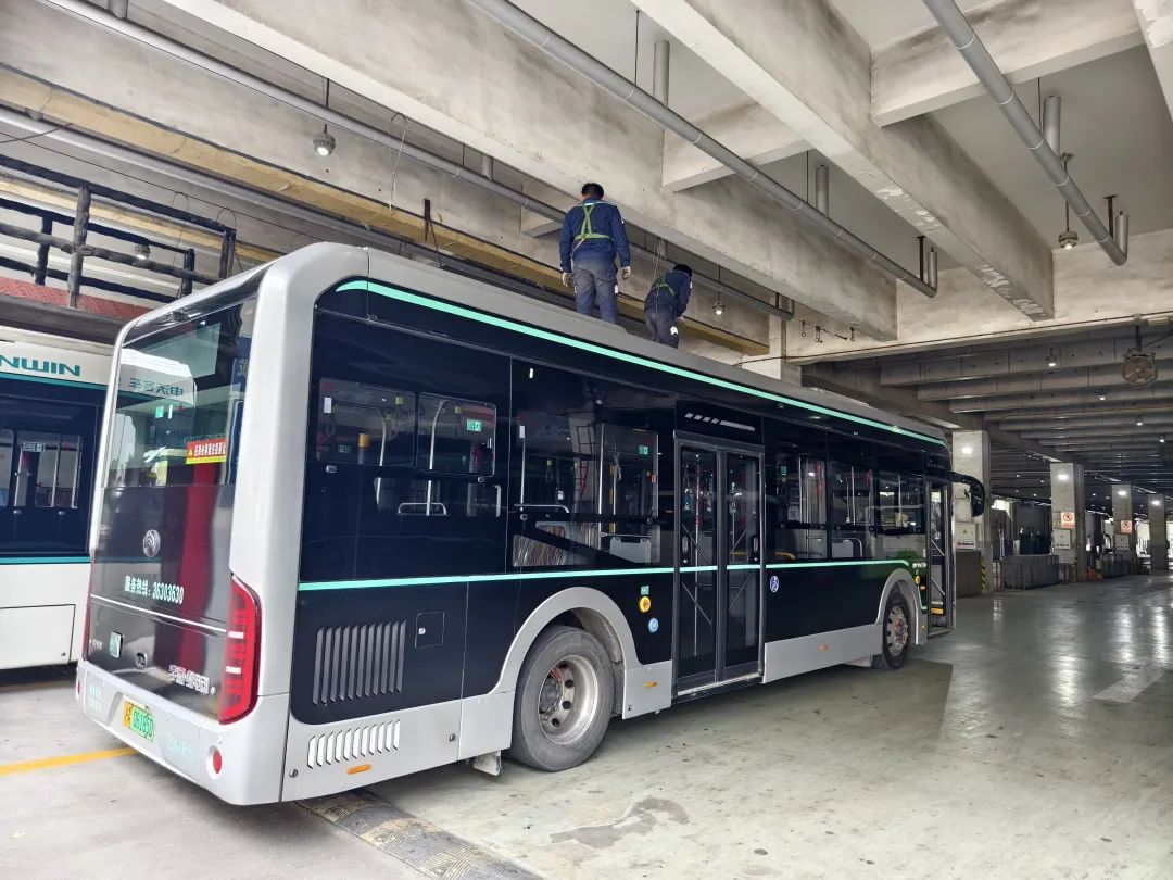 未雨绸缪整装备夏他们全面清洁检修公交车空调系统