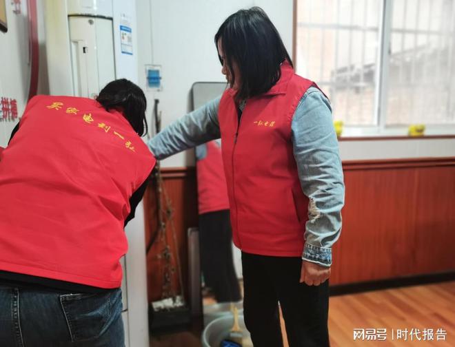 信阳市浉河区民权办事处民权社区：清洗空调送清凉便民助企暖人心