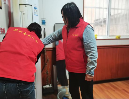 信阳市民权办事处民权社区：清洗空调送清凉便民助企暖人心