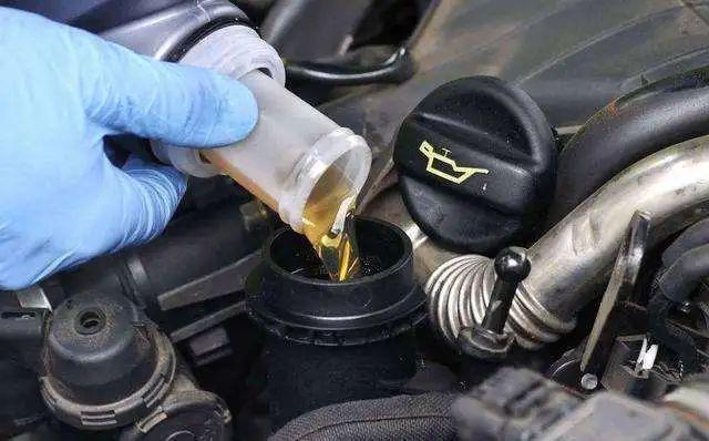 新车第二次保养有哪些项目？内行人：不懂这些小心被坑！(图2)