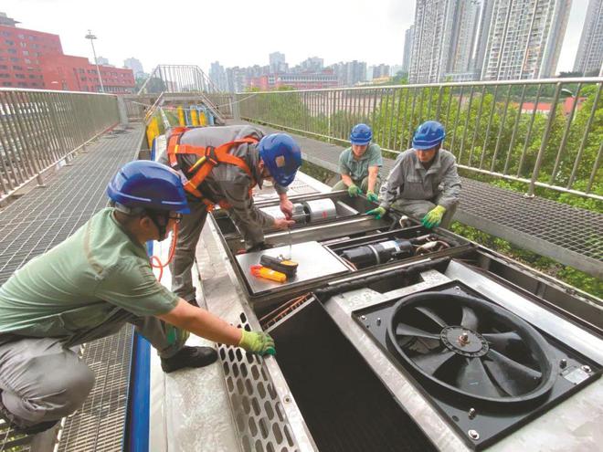 轨道线台列车空调已做深度“SPA”(图1)