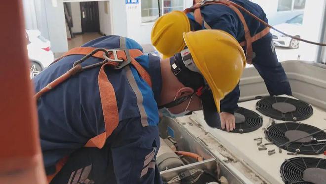 冷空调开机保养进行时随时随地为乘客送清凉→