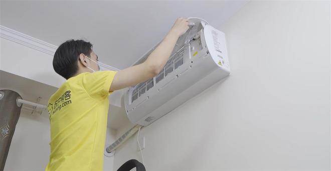 夏天到了空调清洗需求增加不少企业推出24小时上门服务