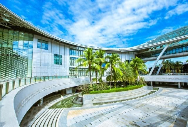 太坑了！医院收门诊中央空调费网友：下一步准备收地板磨损费吗