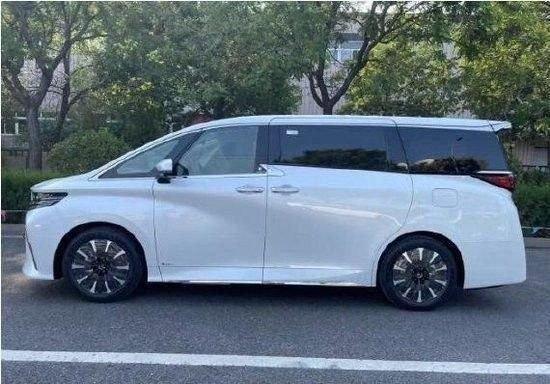 24款埃尔法25L港口现车热售97万起(图3)