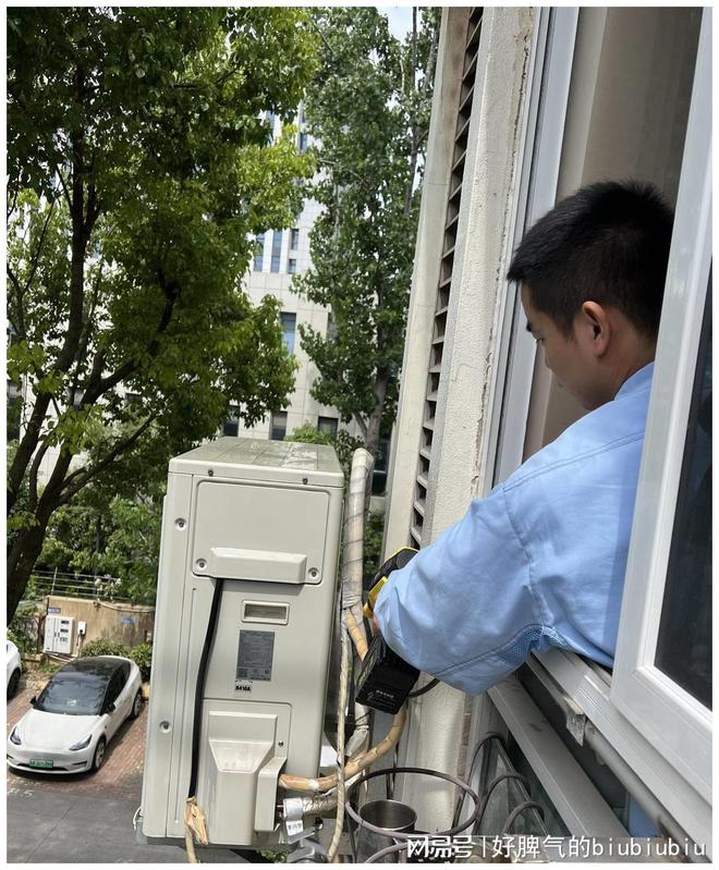 飞絮带来莫名烦恼市民请专业空调清洗师给空调“洗澡”(图3)