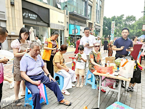 义诊、磨刀、空调清洗——这场公益集市好热闹
