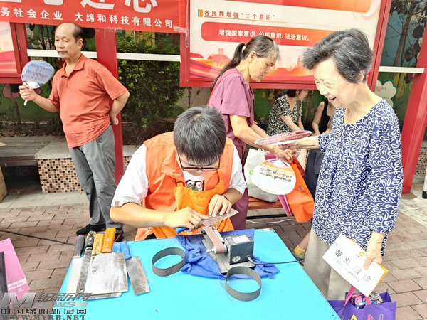 义诊、磨刀、空调清洗——这场公益集市好热闹(图2)