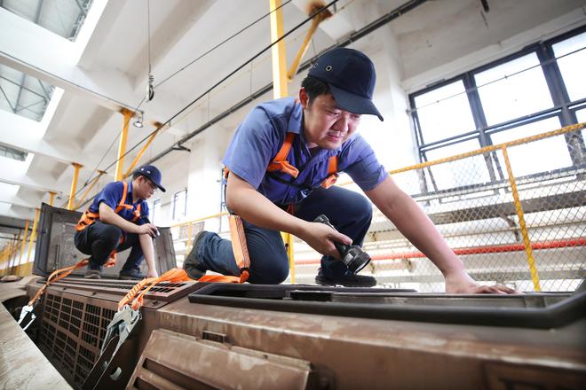 地铁列车内清凉背后是他们用汗水浇筑的(图4)