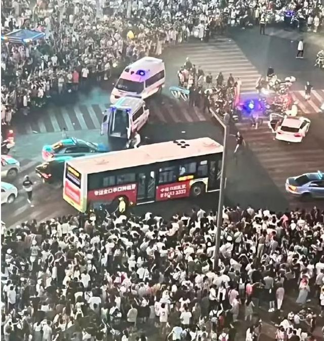 热闻8人受伤！司机一个举动致汽车失控撞向人群这些开车“恶习”要避免