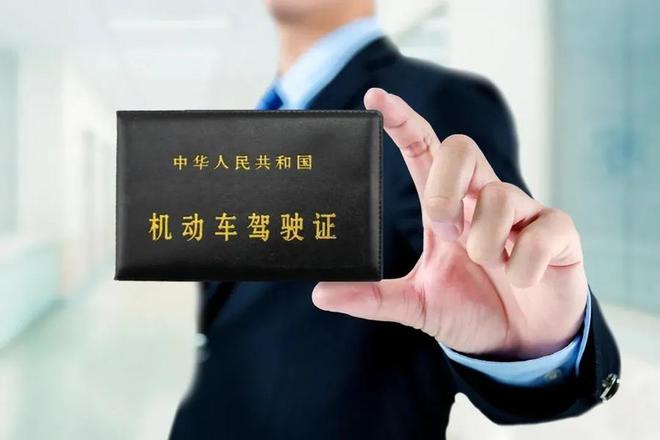 热闻8人受伤！司机一个举动致汽车失控撞向人群这些开车“恶习”要避免(图10)