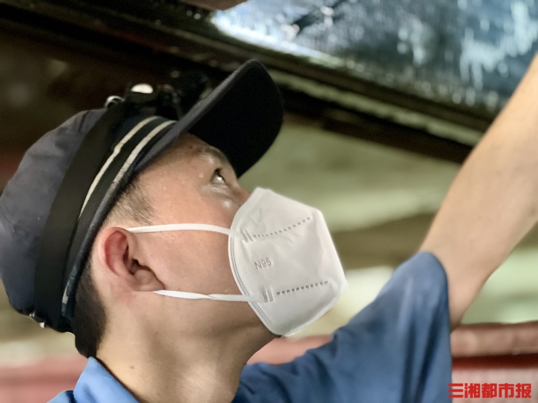 战吧热辣滚烫丨40℃检修库似蒸笼动车组“清肺师”检修忙