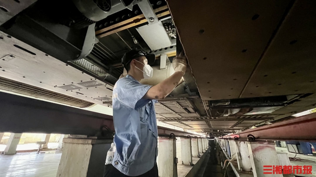 战吧热辣滚烫丨40℃检修库似蒸笼动车组“清肺师”检修忙(图2)