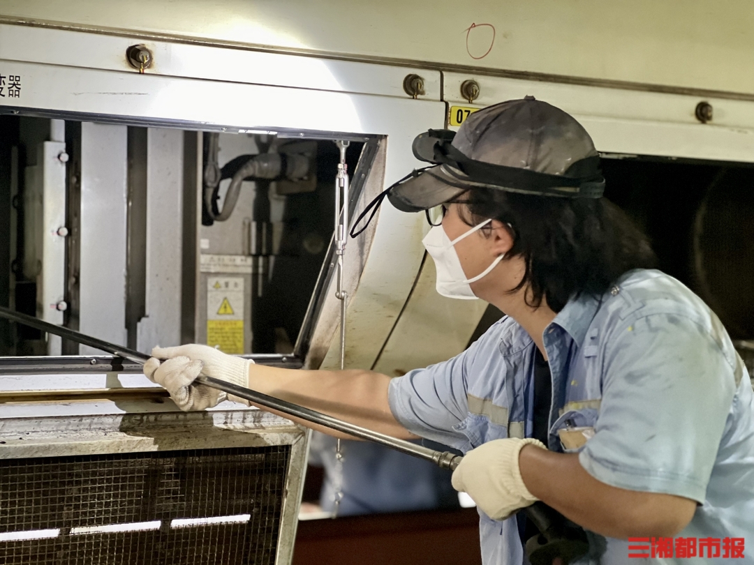 战吧热辣滚烫丨40℃检修库似蒸笼动车组“清肺师”检修忙(图3)