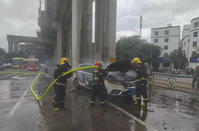 突发！海口一小车街头自燃(图2)