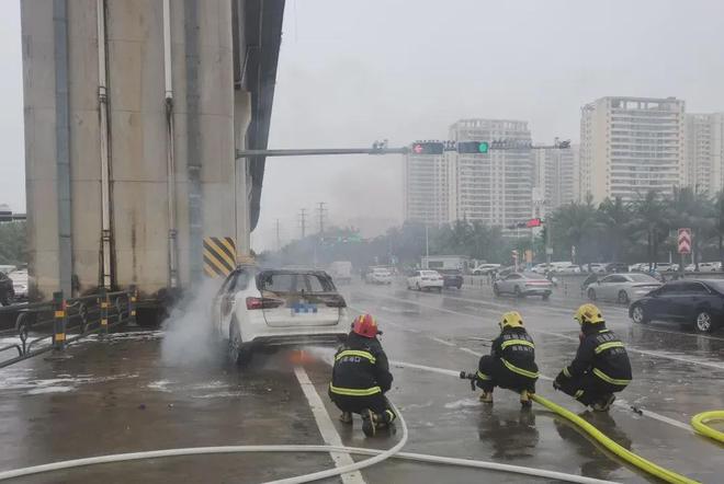 突发！海口一小车街头自燃(图3)