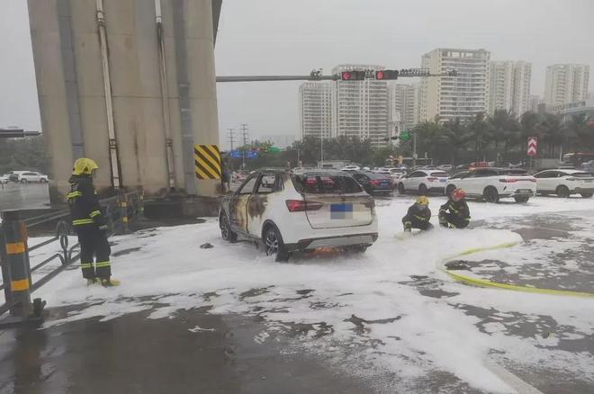 突发！海口一小车街头自燃