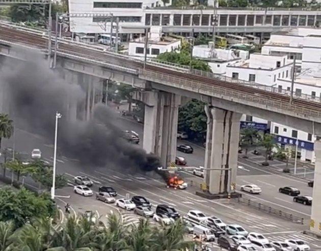 一荣威牌燃油车起火事发海口无人员伤亡