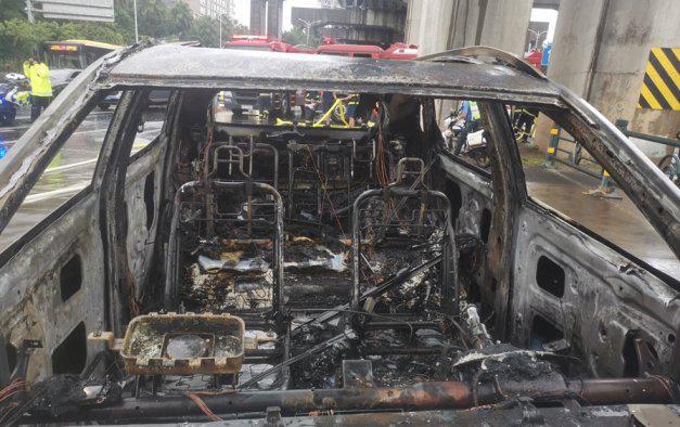 一荣威牌燃油车起火事发海口无人员伤亡(图2)