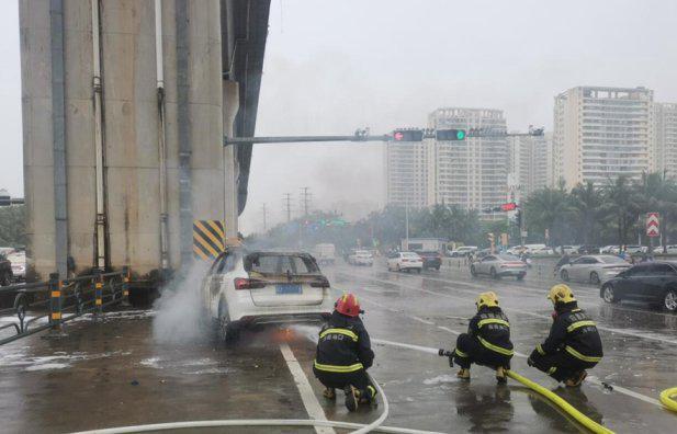 一荣威牌燃油车起火事发海口无人员伤亡(图3)