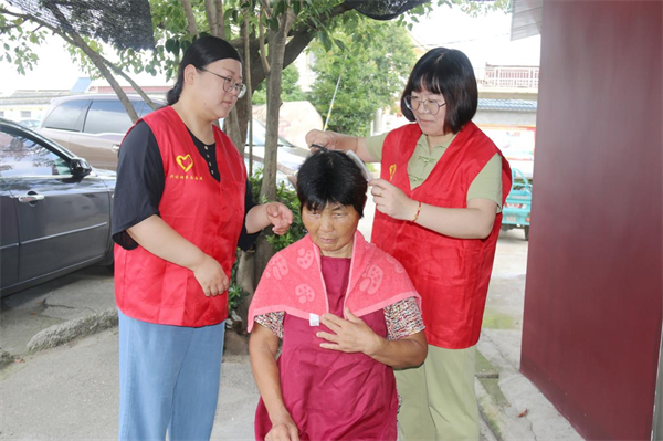 江苏兴化：夏日慰问送清凉关爱老人暖人心(图4)