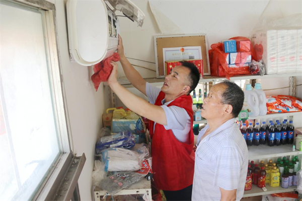 江苏兴化：夏日慰问送清凉关爱老人暖人心
