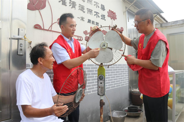 江苏兴化：夏日慰问送清凉关爱老人暖人心(图3)
