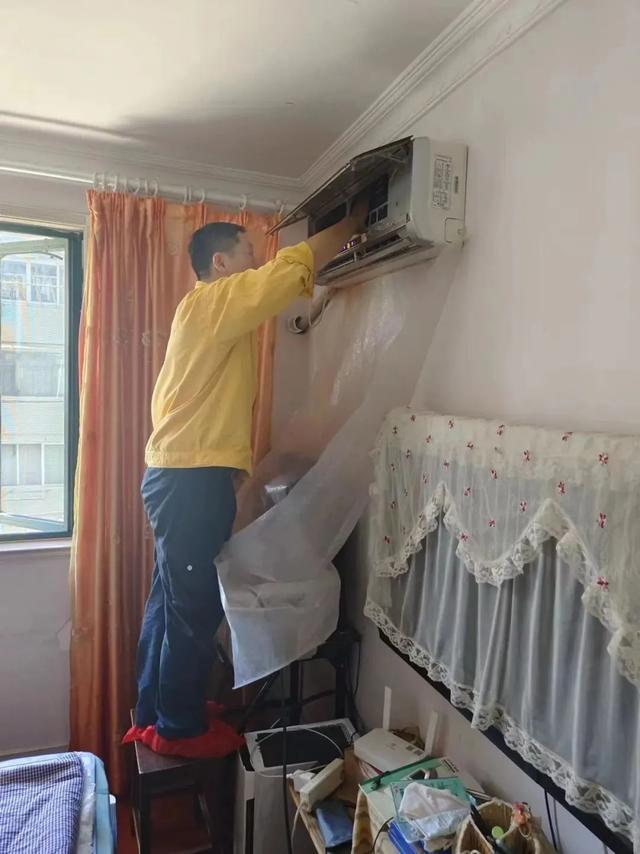 徐房物业开展高温慰老服务
