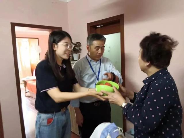 徐房物业开展高温慰老服务(图5)
