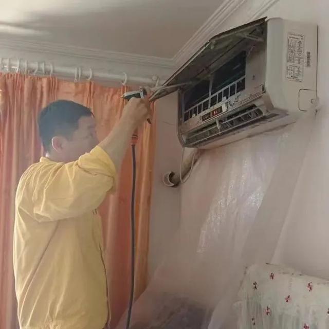徐房物业开展高温慰老服务(图3)