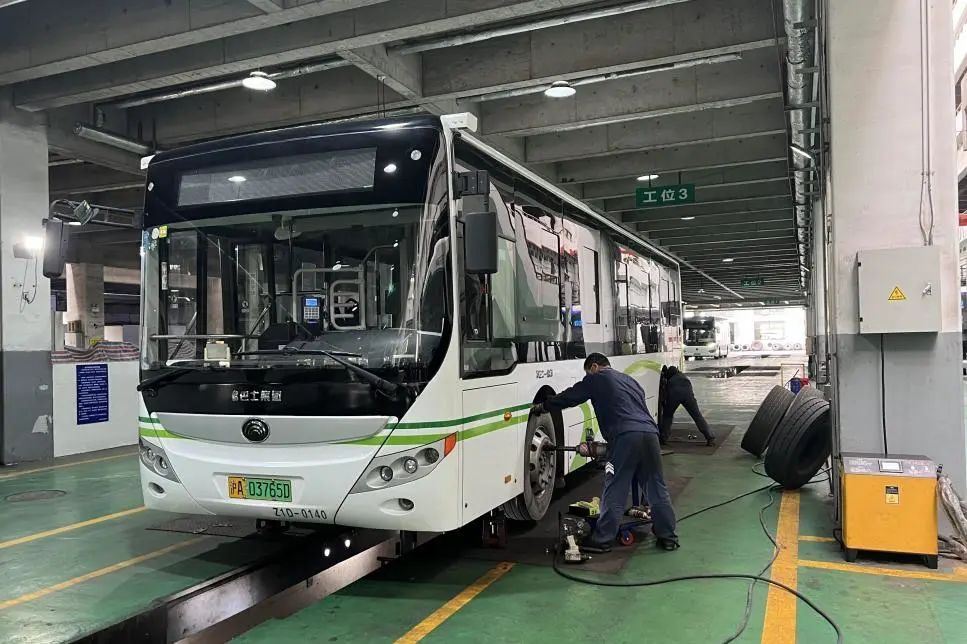 气温“跳水”暖空调将上线！公交车空调清洗消毒进行时→