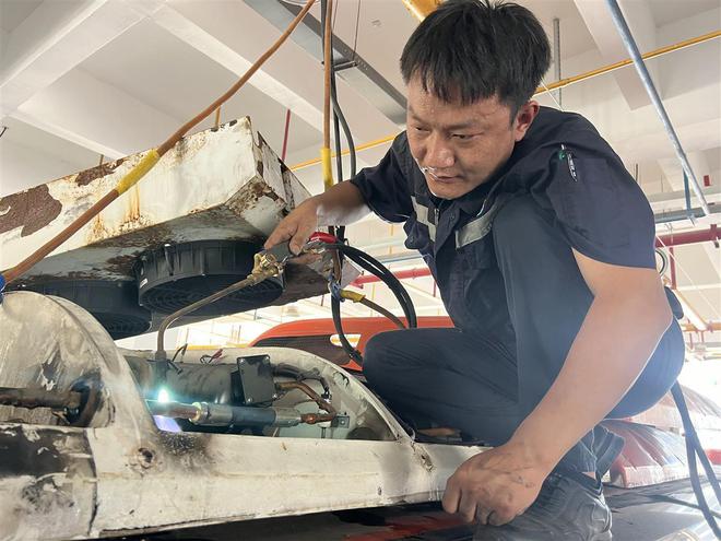 高温下的劳动者：武汉公交车空调“医生”左卫军每天爬上车顶检修50多次