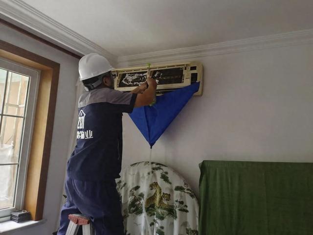 高龄独居老人在家摔倒怎么办？社区实践“物业+养老”服务模式