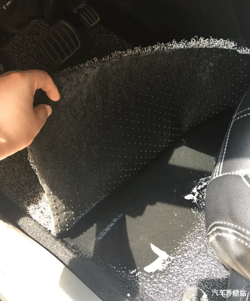 车内脚垫下积水怎么办如何预防积水避免影响正常用车(图1)