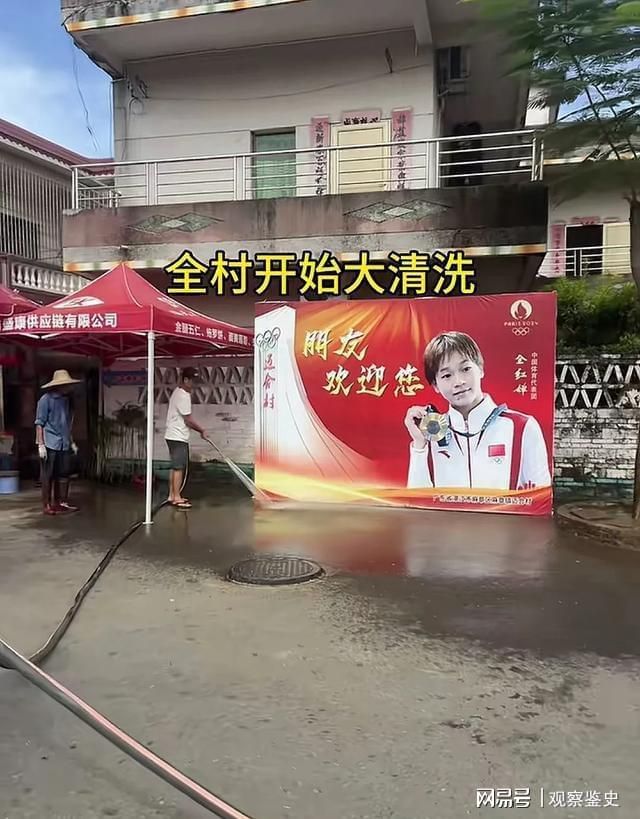 全红婵爸妈回家安装空调家门口用水冲洗爷爷陪着电工忙到很晚(图3)