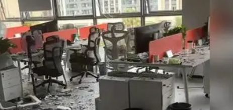 杭州一写字楼空调爆炸致维修工人身亡现场惨烈碎片遍地都是(图5)