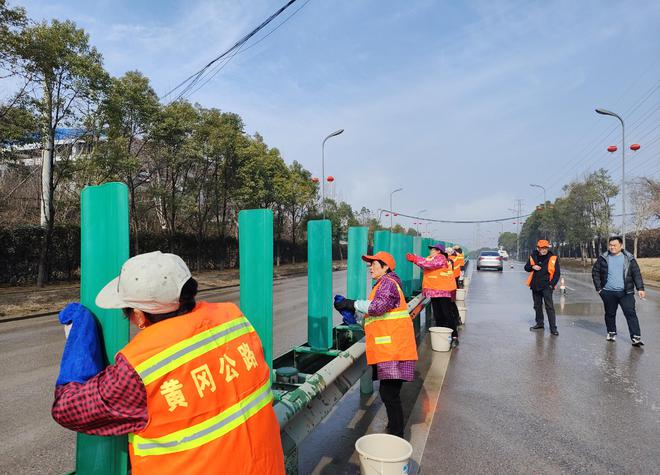 武穴市公路事业发展中心：冲刺春季养护攻势提升国省道绿色颜值(图1)