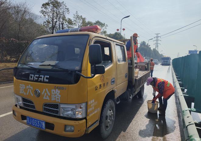 武穴市公路事业发展中心：冲刺春季养护攻势提升国省道绿色颜值(图2)