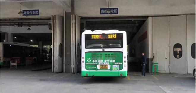 气温下降至零度武汉所有公交车都穿上了防寒衣
