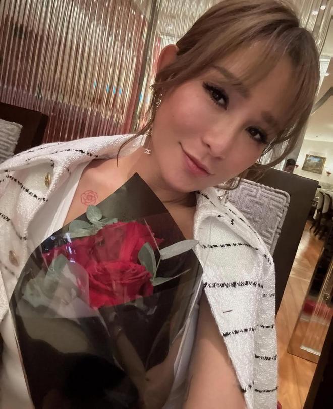 洗米嫂卖养生汤大受欢迎穿背心推销身材健美每日忙生意好充实(图5)