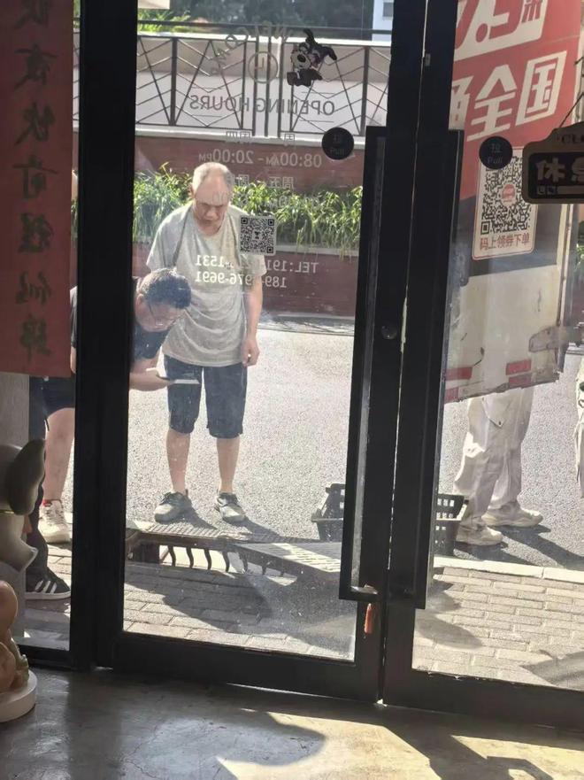 网红咖啡店门口有异味TA们48小时内解决！(图2)