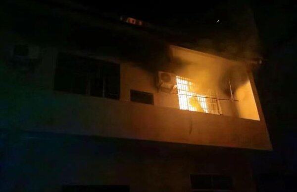 空调连夜工作突然起火凌晨2点把房间烧了