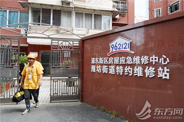 半夜11点抢修电路扛60斤工具箱清洗空调……这条24小时热线与高温抢时间解决居民急难愁盼(图1)
