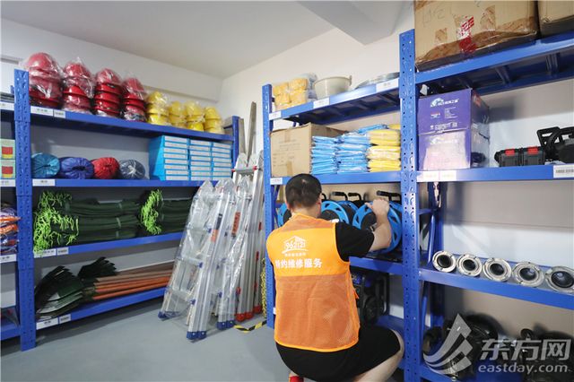 半夜11点抢修电路扛60斤工具箱清洗空调……这条24小时热线与高温抢时间解决居民急难愁盼(图3)