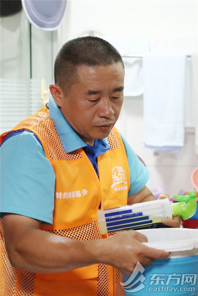 半夜11点抢修电路扛60斤工具箱清洗空调……这条24小时热线与高温抢时间解决居民急难愁盼(图6)