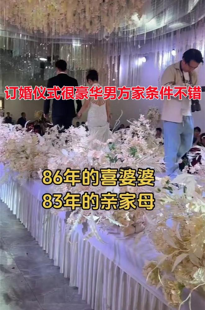 86年婆婆和83年亲家同框像姐妹保养比新娘还好网友：谁是主角(图2)