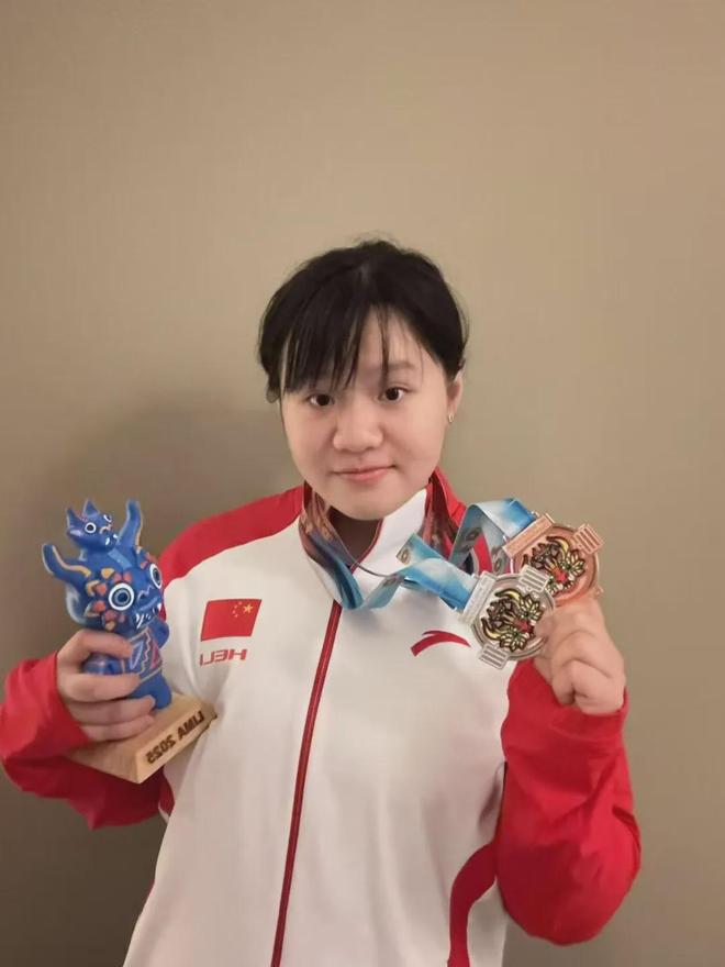 东桥人王梦婷斩获世界青年、少年举重锦标赛1银1铜(图2)