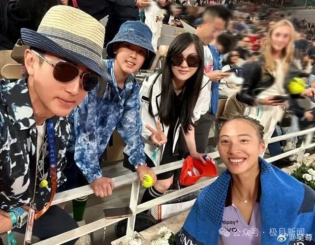 吴尊晒与郑钦文法网合照还被央视拍到了(图1)