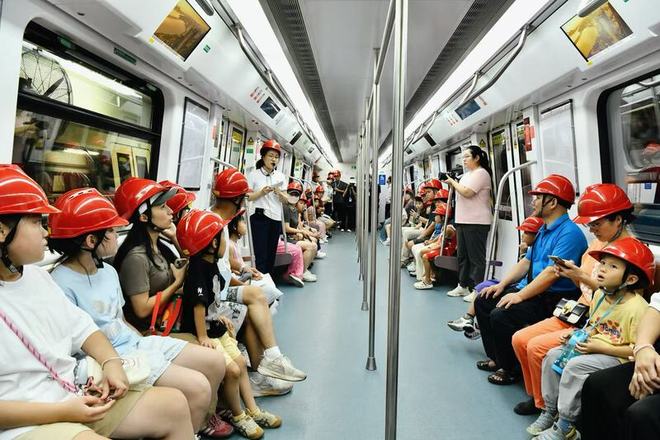 地铁车厢有异味？深圳地铁邀市民探秘列车清洁