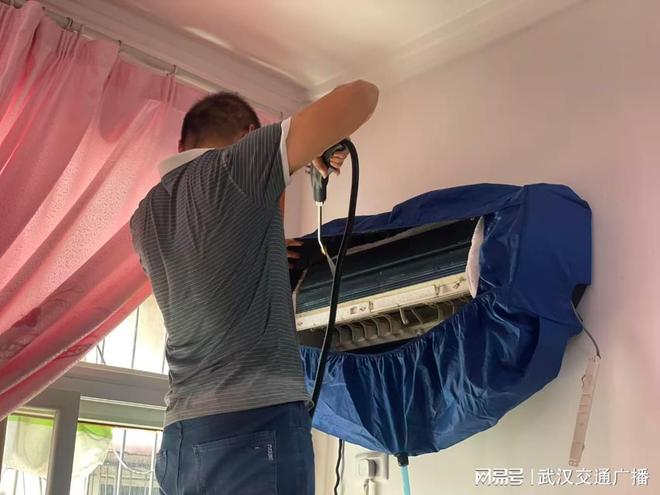 一诺千金！空调维修工免费为江夏环卫工清洗空调(图2)